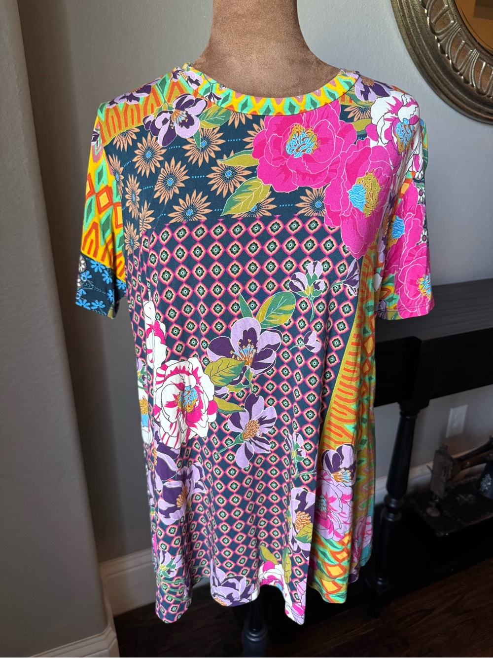 Johnny Was NWOT Maggie Favorite Short Sleeve Swing Tee Floral Bold Medium Geo